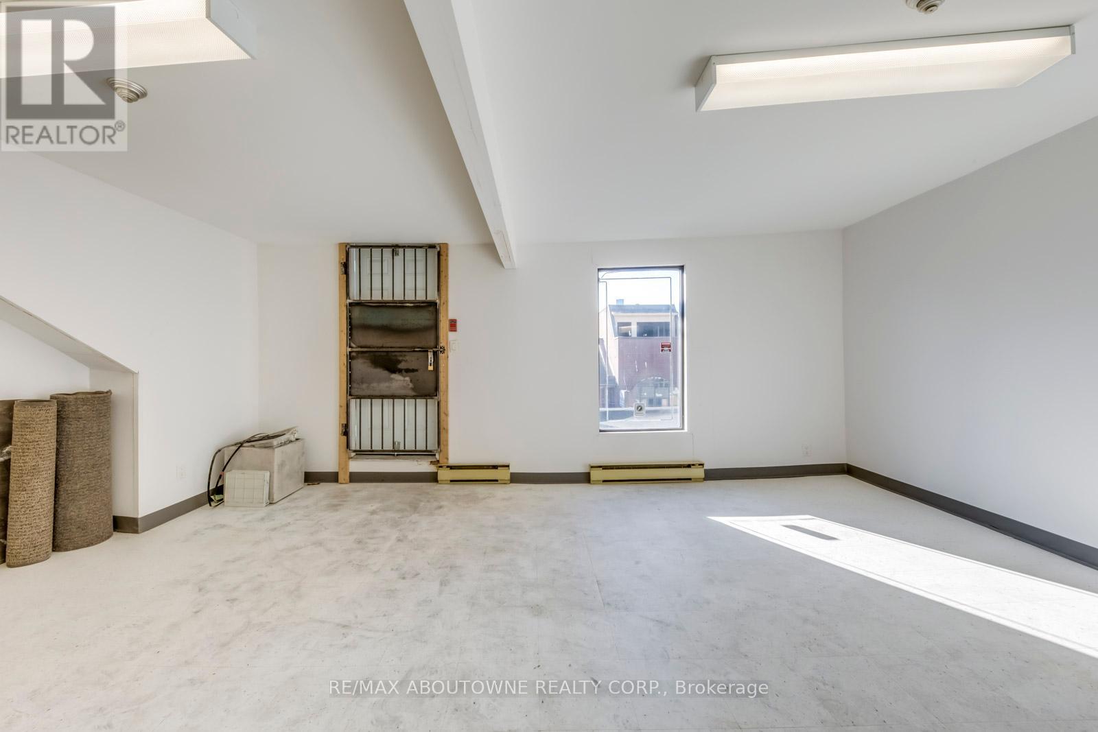 2 Fl - 454 Dundas Street W Property Photo 24