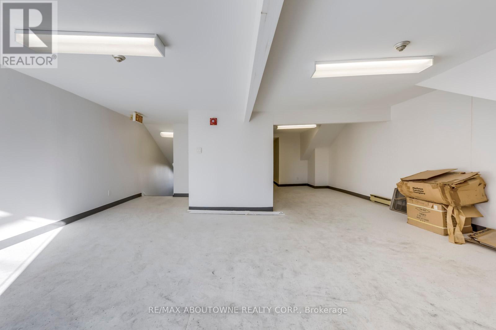 2 Fl - 454 Dundas Street W Property Photo 26