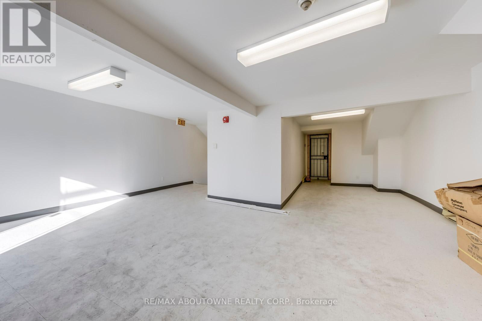 2 Fl - 454 Dundas Street W Property Photo 27
