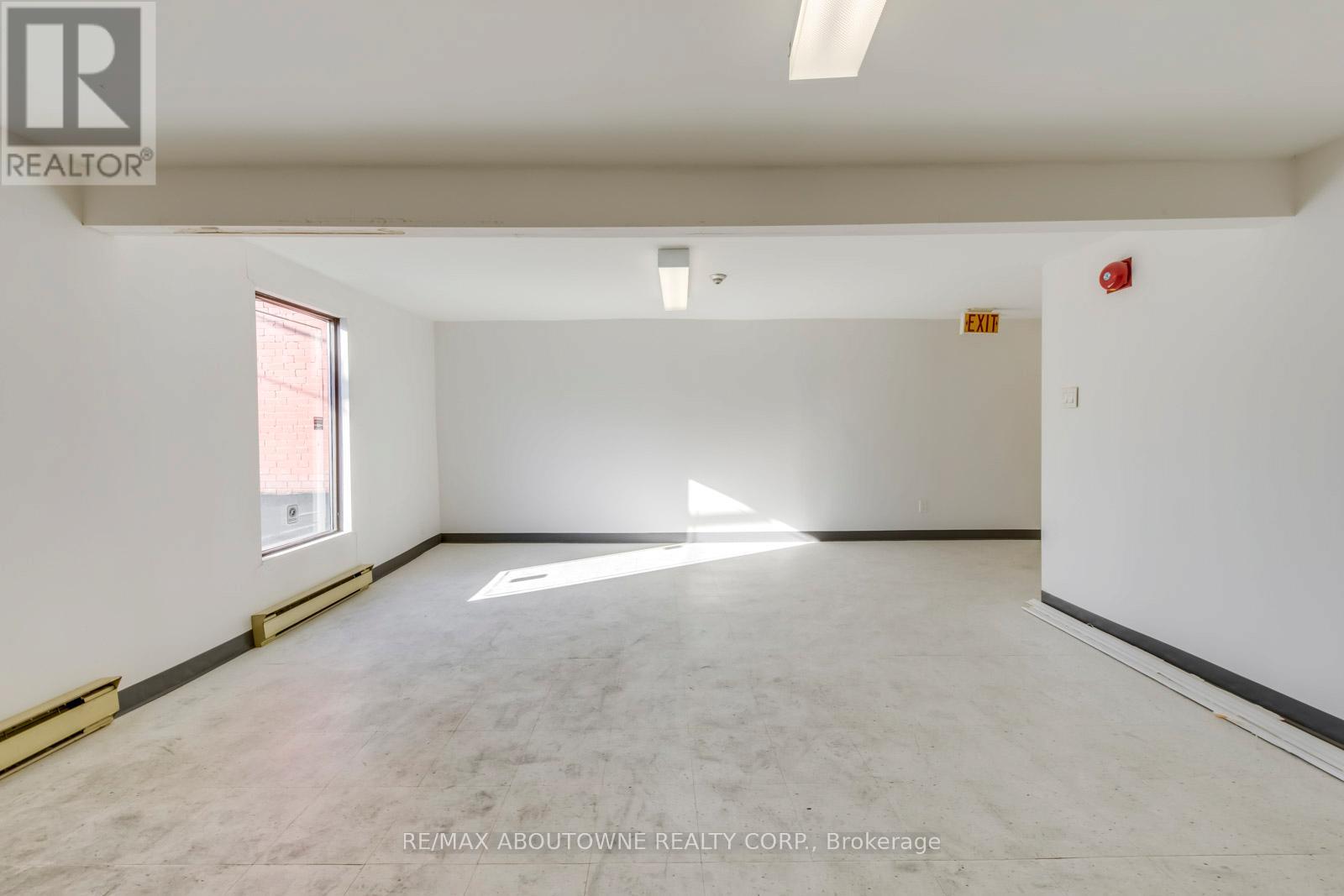 2 Fl - 454 Dundas Street W Property Photo 28