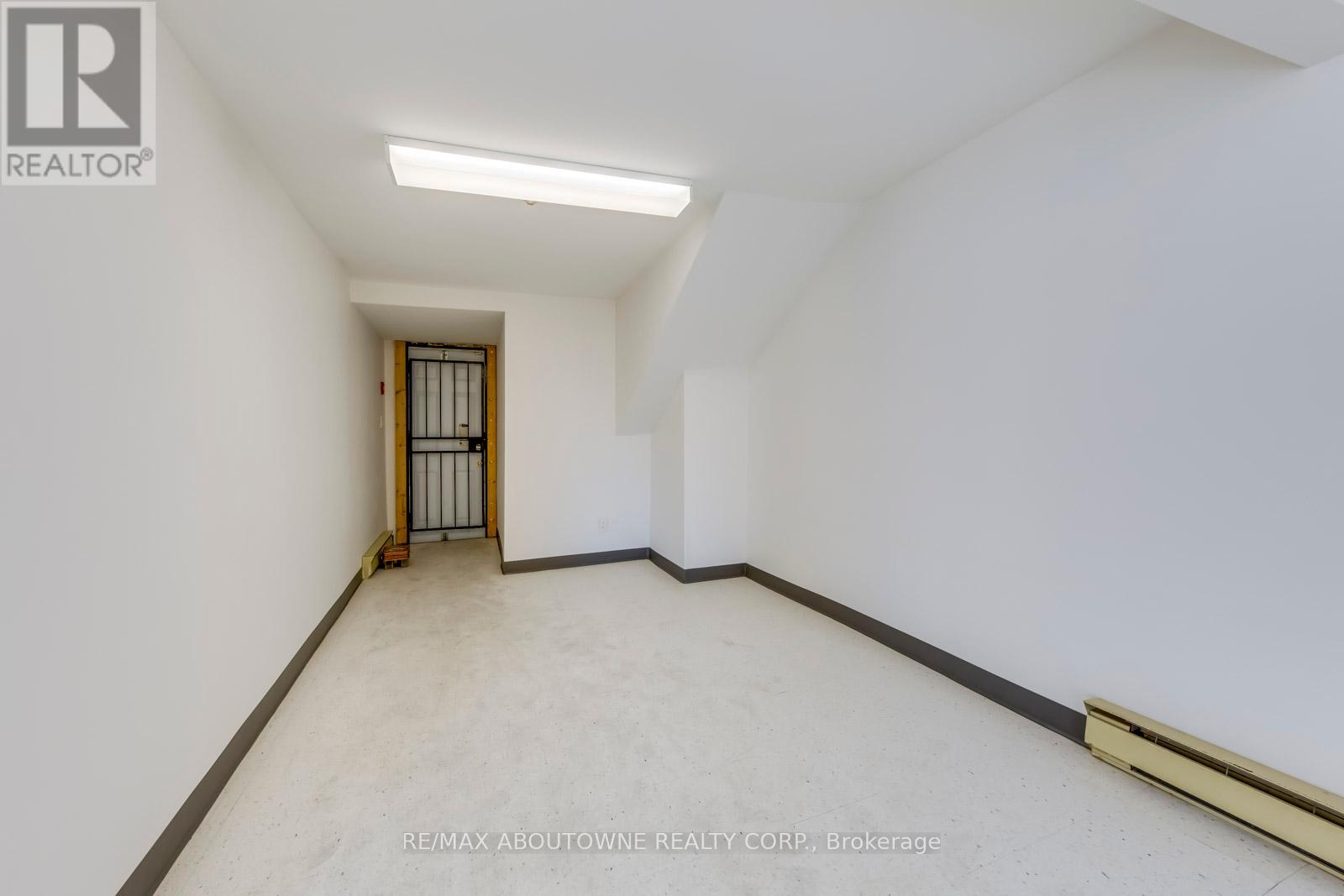 2 Fl - 454 Dundas Street W Property Photo 29