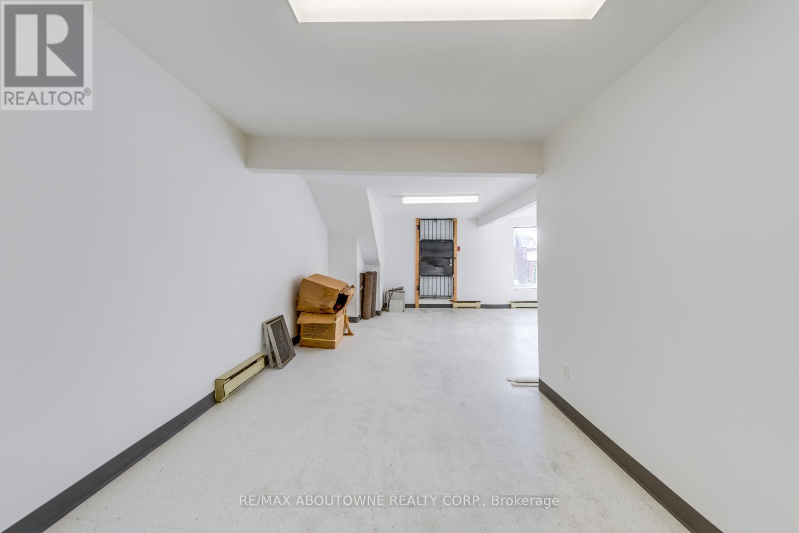 2 Fl - 454 Dundas Street W Property Photo 30