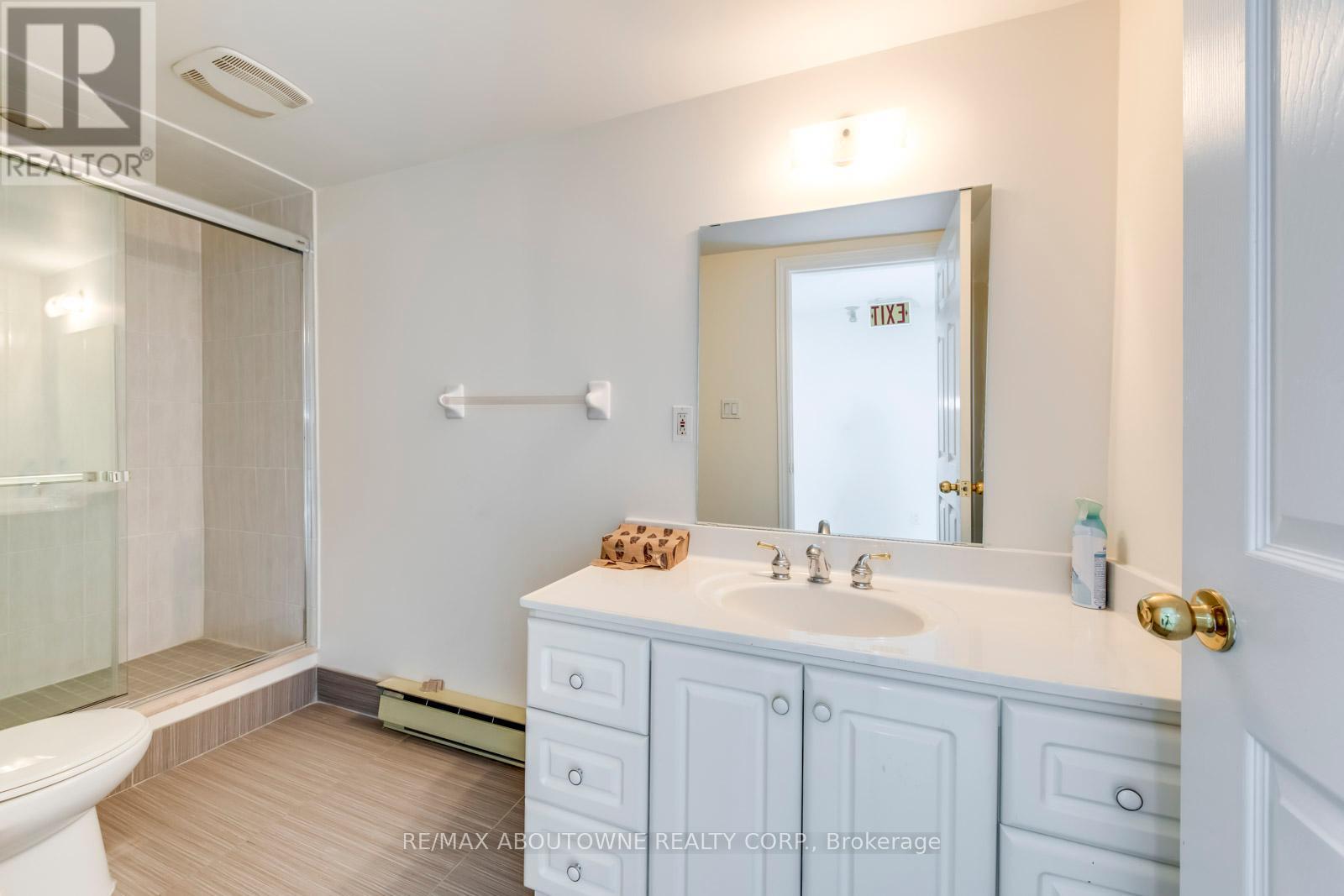 2 Fl - 454 Dundas Street W Property Photo 31