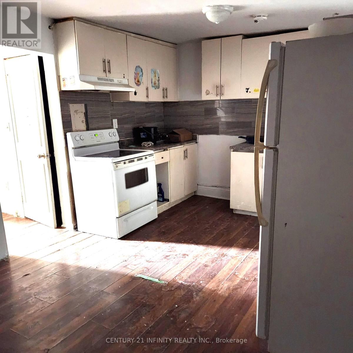 4 - 134 Simcoe Street S Property Photo 1