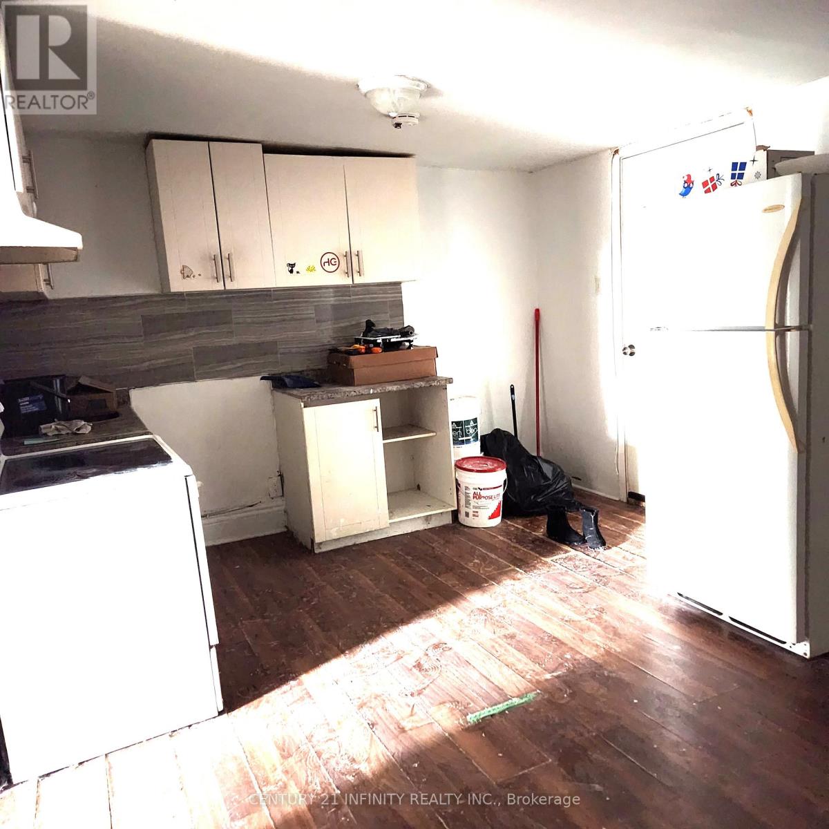 4 - 134 Simcoe Street S Property Photo 2