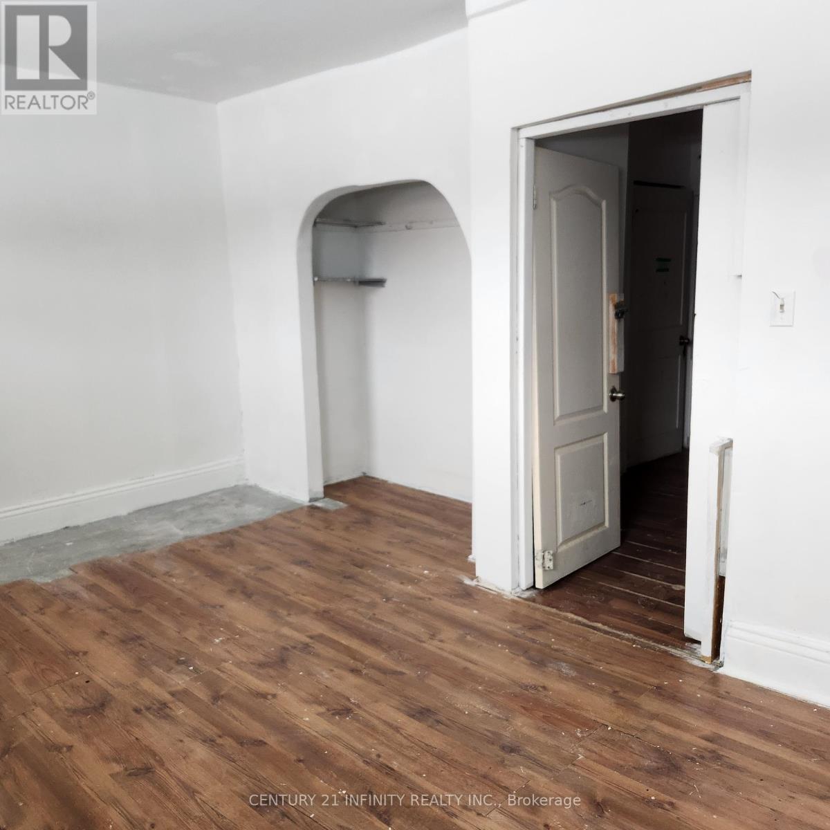 4 - 134 Simcoe Street S Property Photo 4