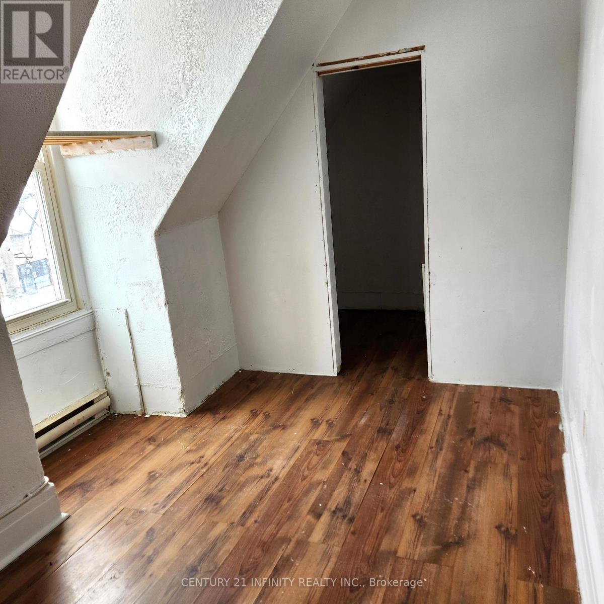 4 - 134 Simcoe Street S Property Photo 5