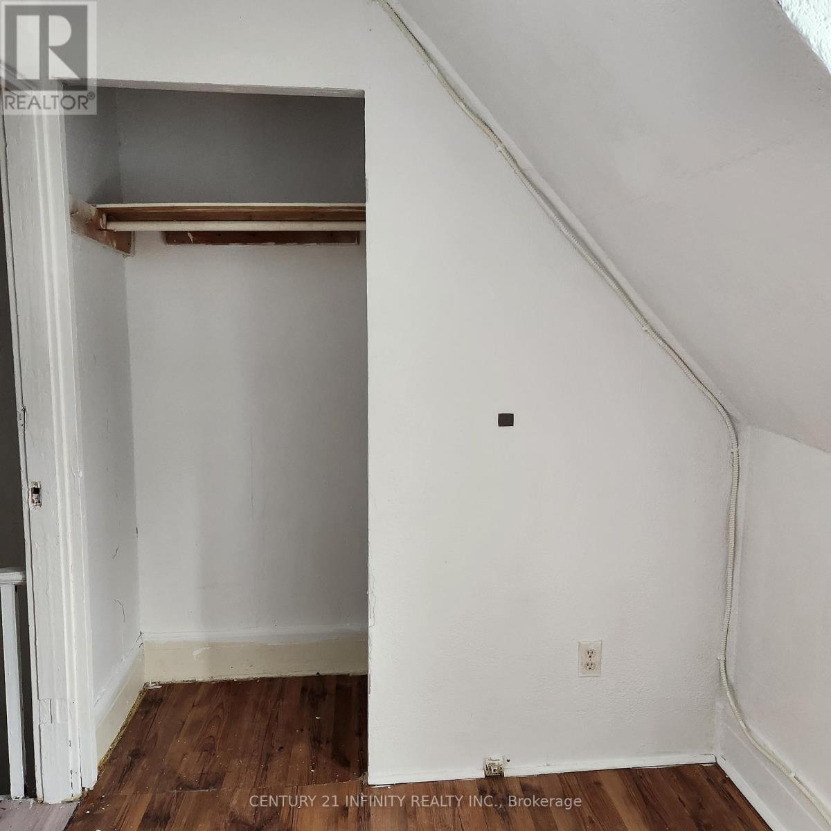 4 - 134 Simcoe Street S Property Photo 6