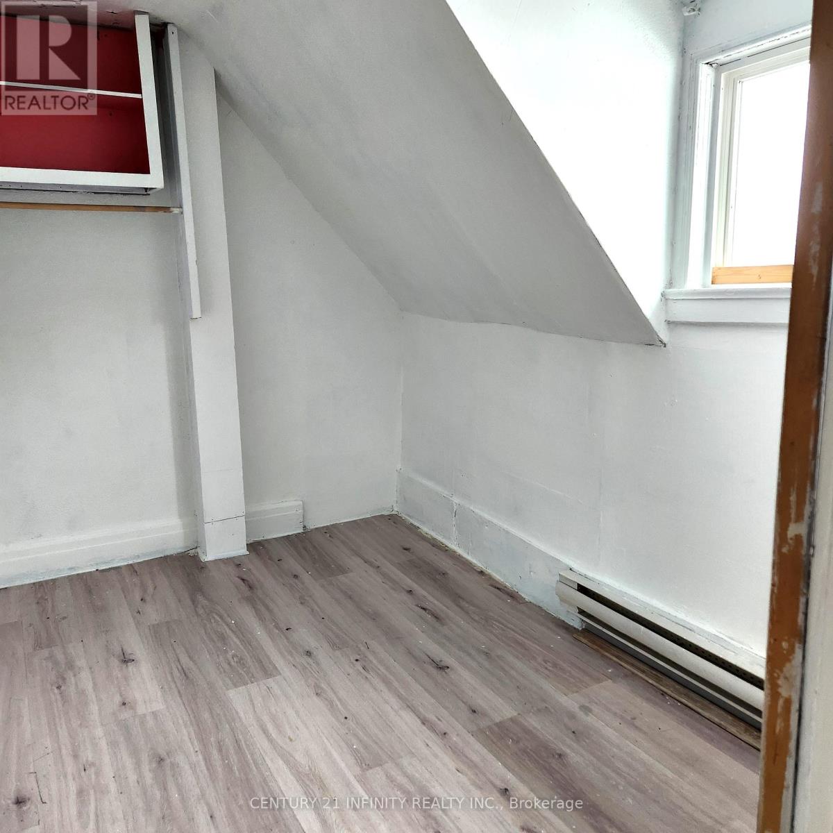 4 - 134 Simcoe Street S Property Photo 7