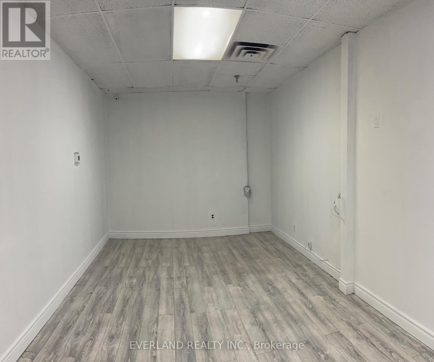 218 - 3447 Kennedy Road Property Photo 3