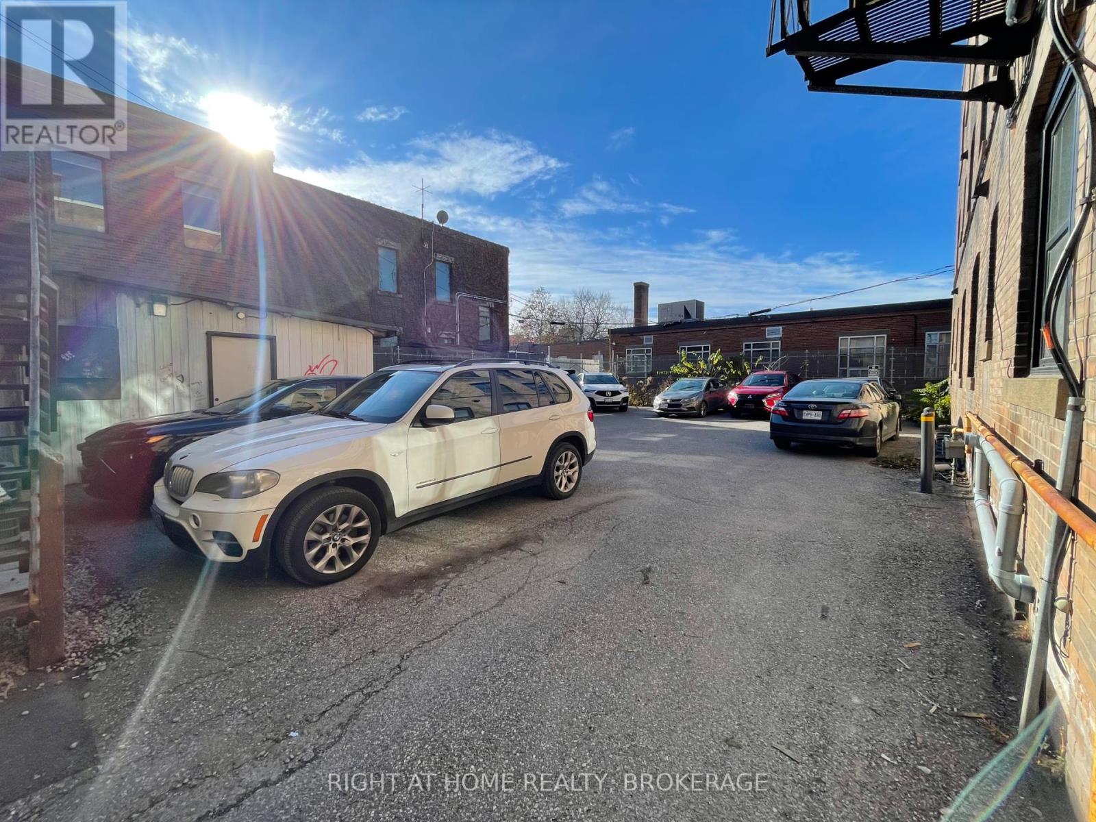 90 Simcoe Street S Property Photo 7