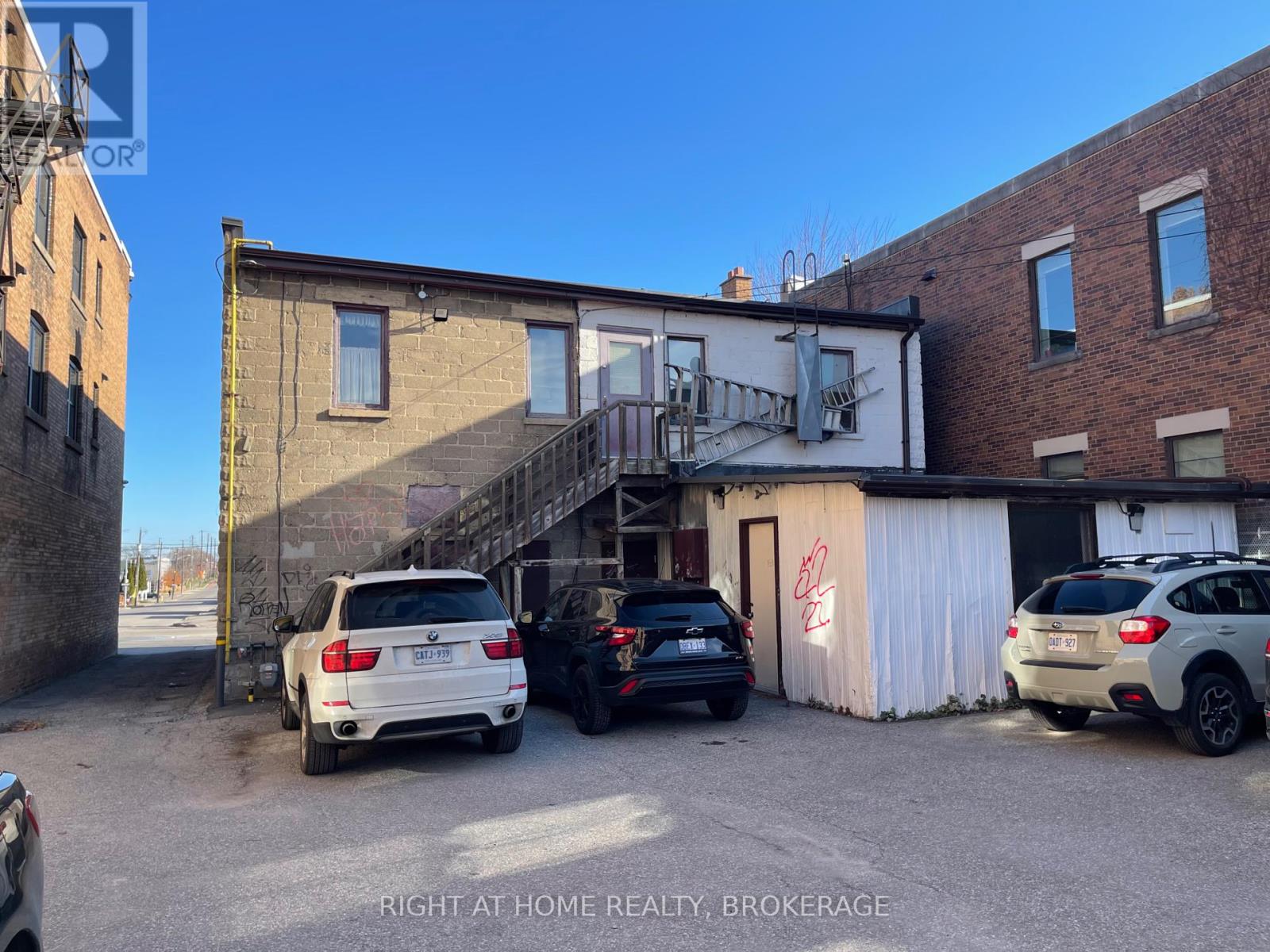 90 Simcoe Street S Property Photo 8