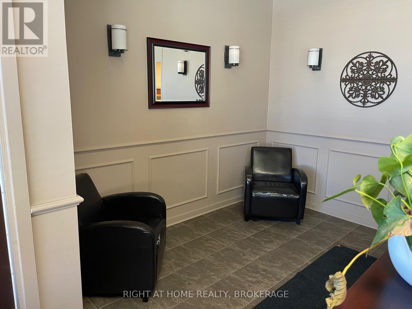 90 Simcoe Street S Property Photo 10