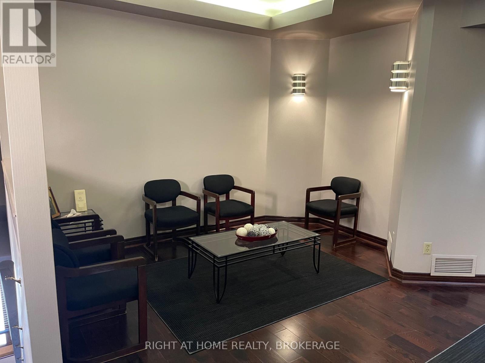 90 Simcoe Street S Property Photo 21