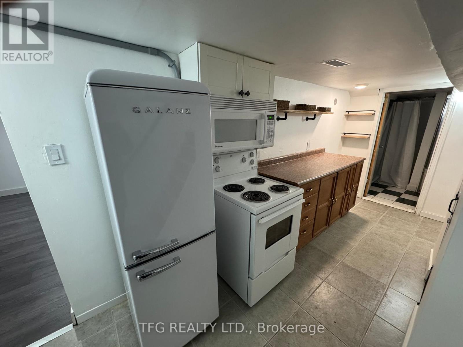 3 - 156 Adelaide Avenue E Property Photo 4