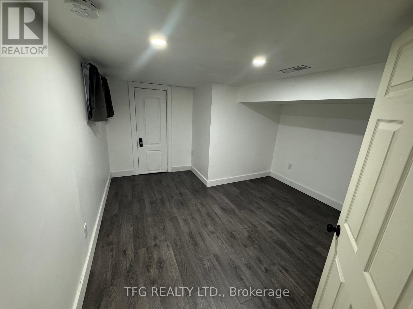 3 - 156 Adelaide Avenue E Property Photo 6