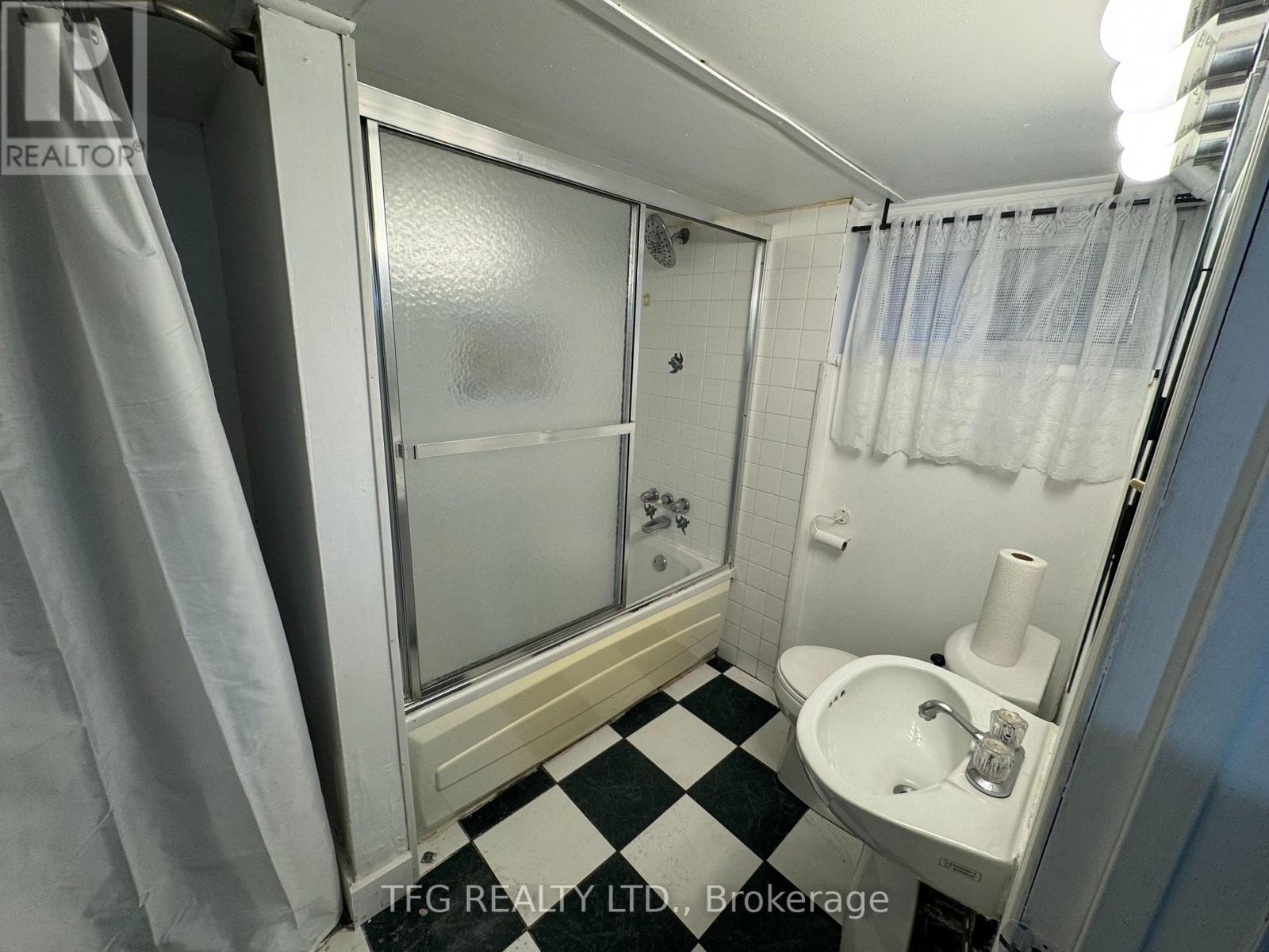 3 - 156 Adelaide Avenue E Property Photo 7