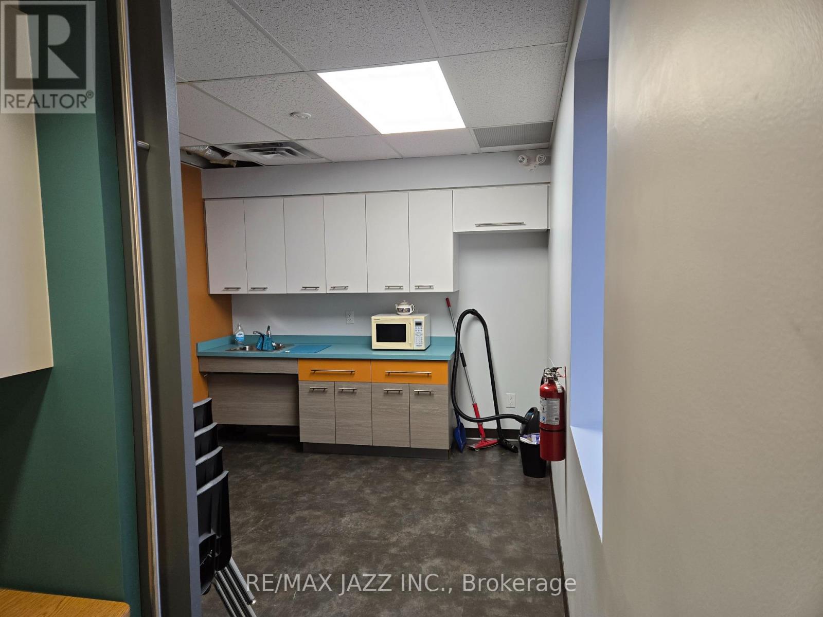 200 - 111 Simcoe Street N Property Photo 2