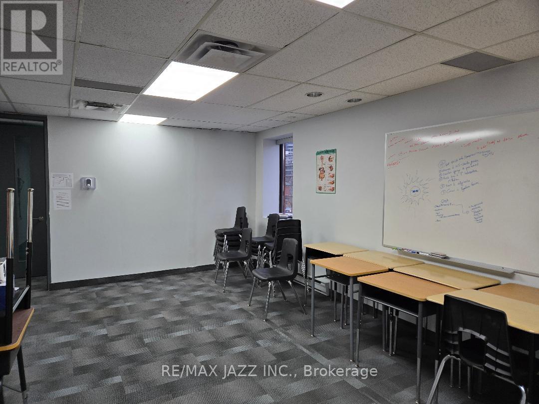 200 - 111 Simcoe Street N Property Photo 3