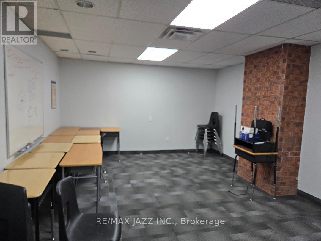 200 - 111 Simcoe Street N Property Photo 4