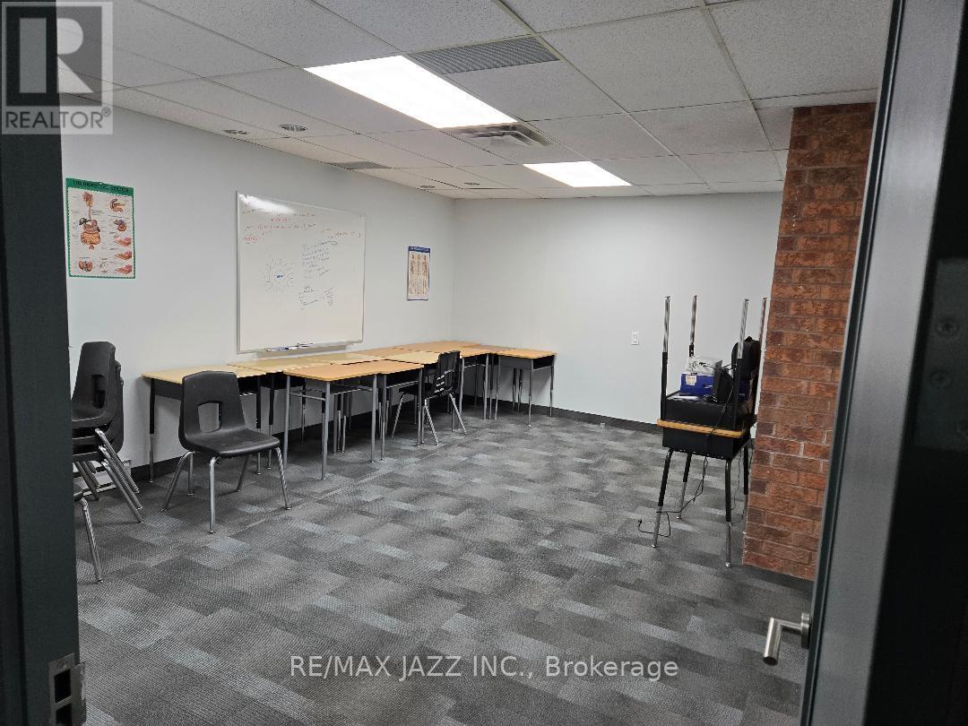 200 - 111 Simcoe Street N Property Photo 5
