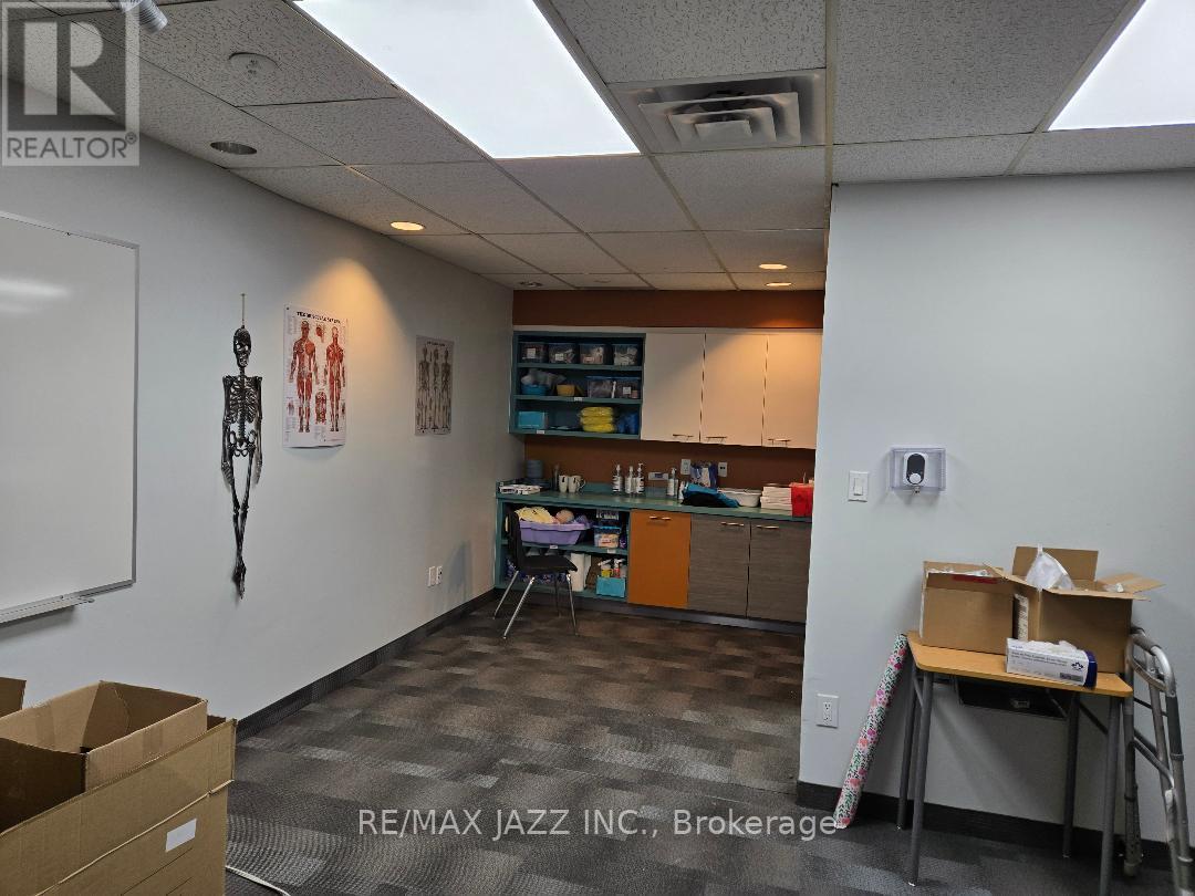 200 - 111 Simcoe Street N Property Photo 6