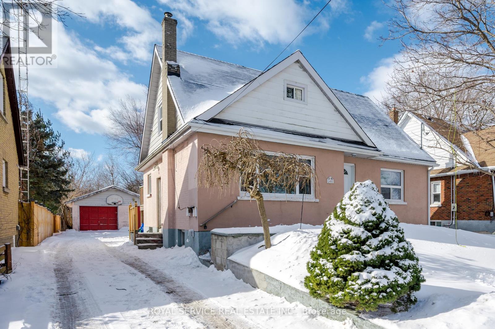1402 Simcoe Street S Property Photo 1