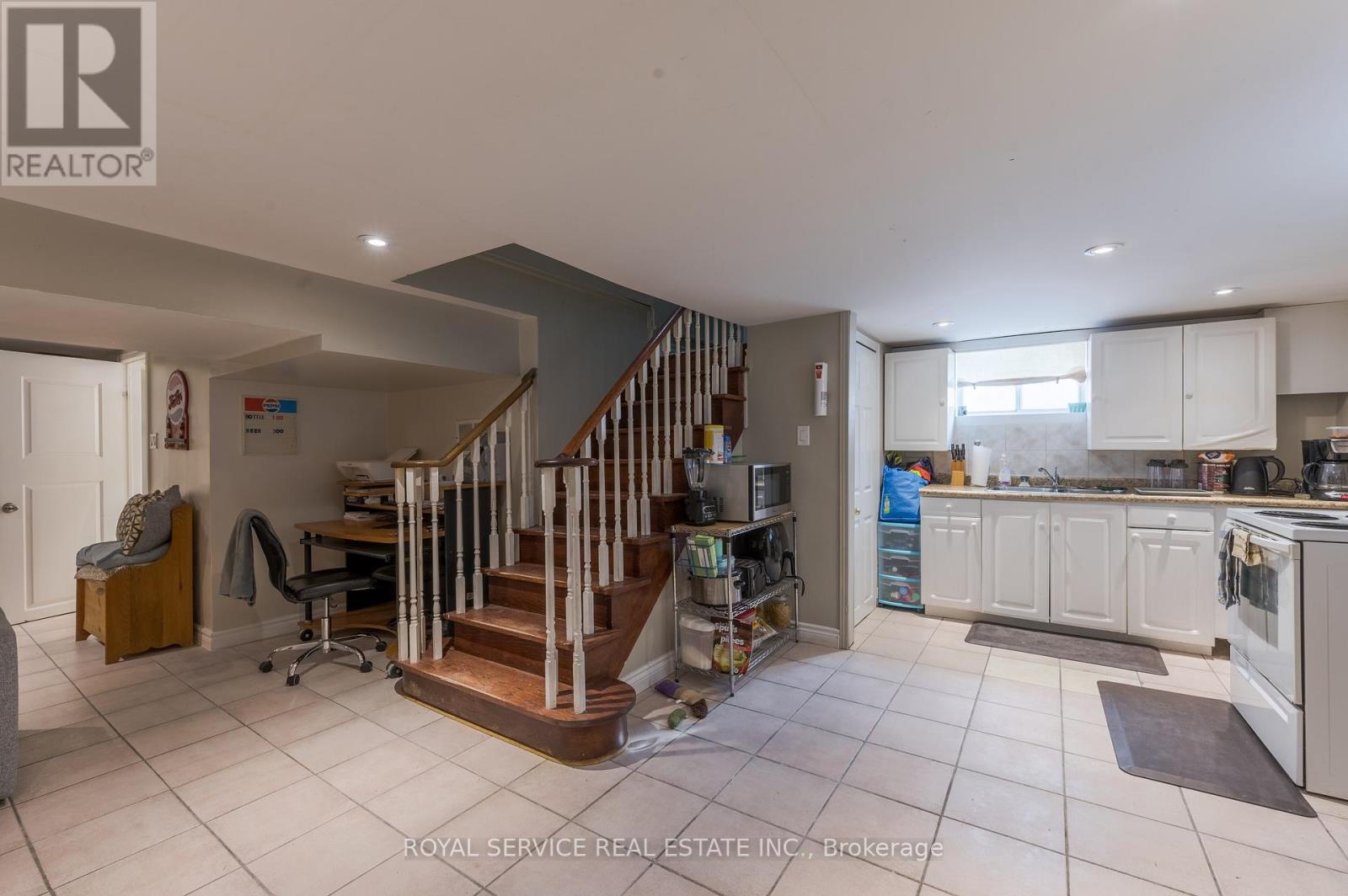1402 Simcoe Street S Property Photo 4