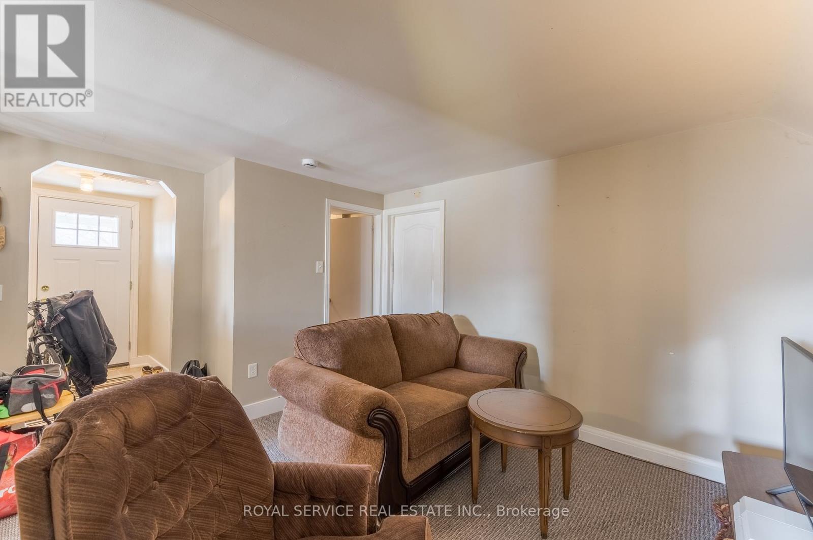 1402 Simcoe Street S Property Photo 17
