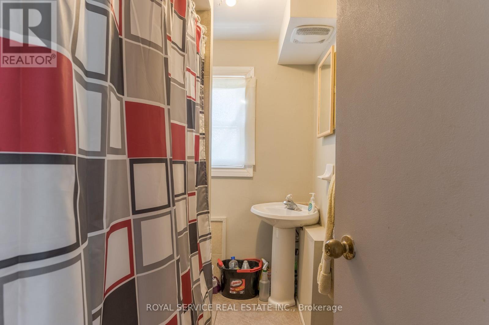 1402 Simcoe Street S Property Photo 18