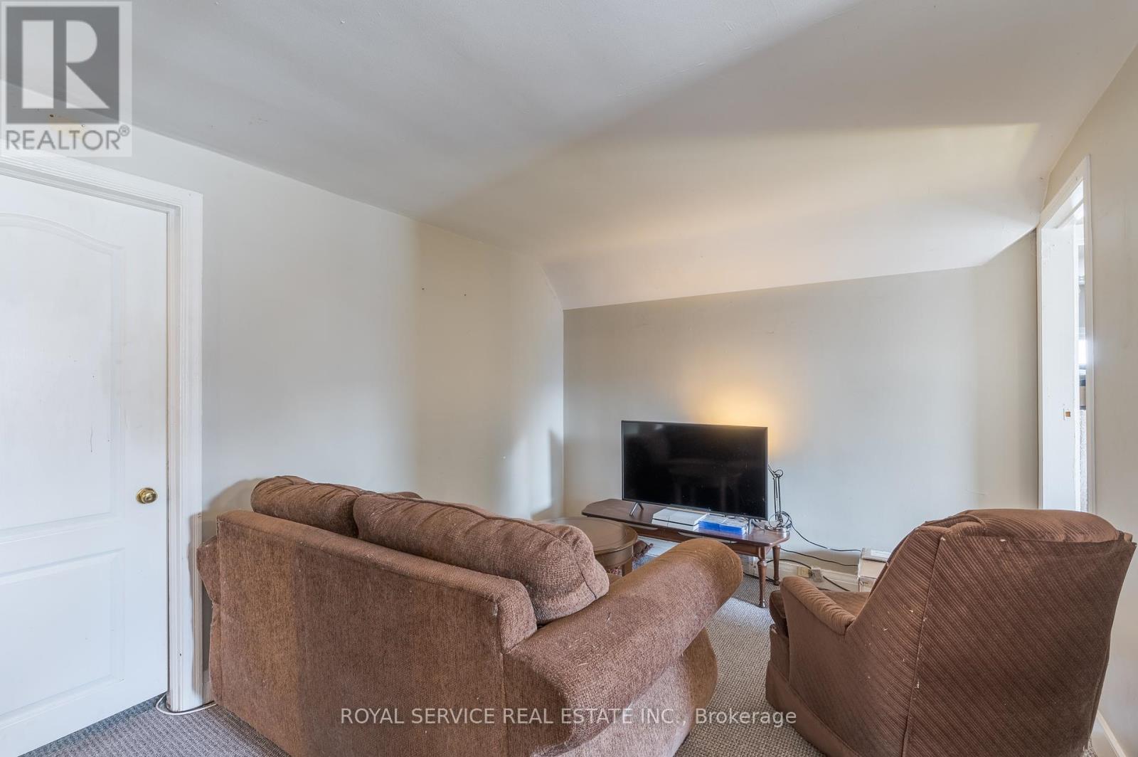 1402 Simcoe Street S Property Photo 22