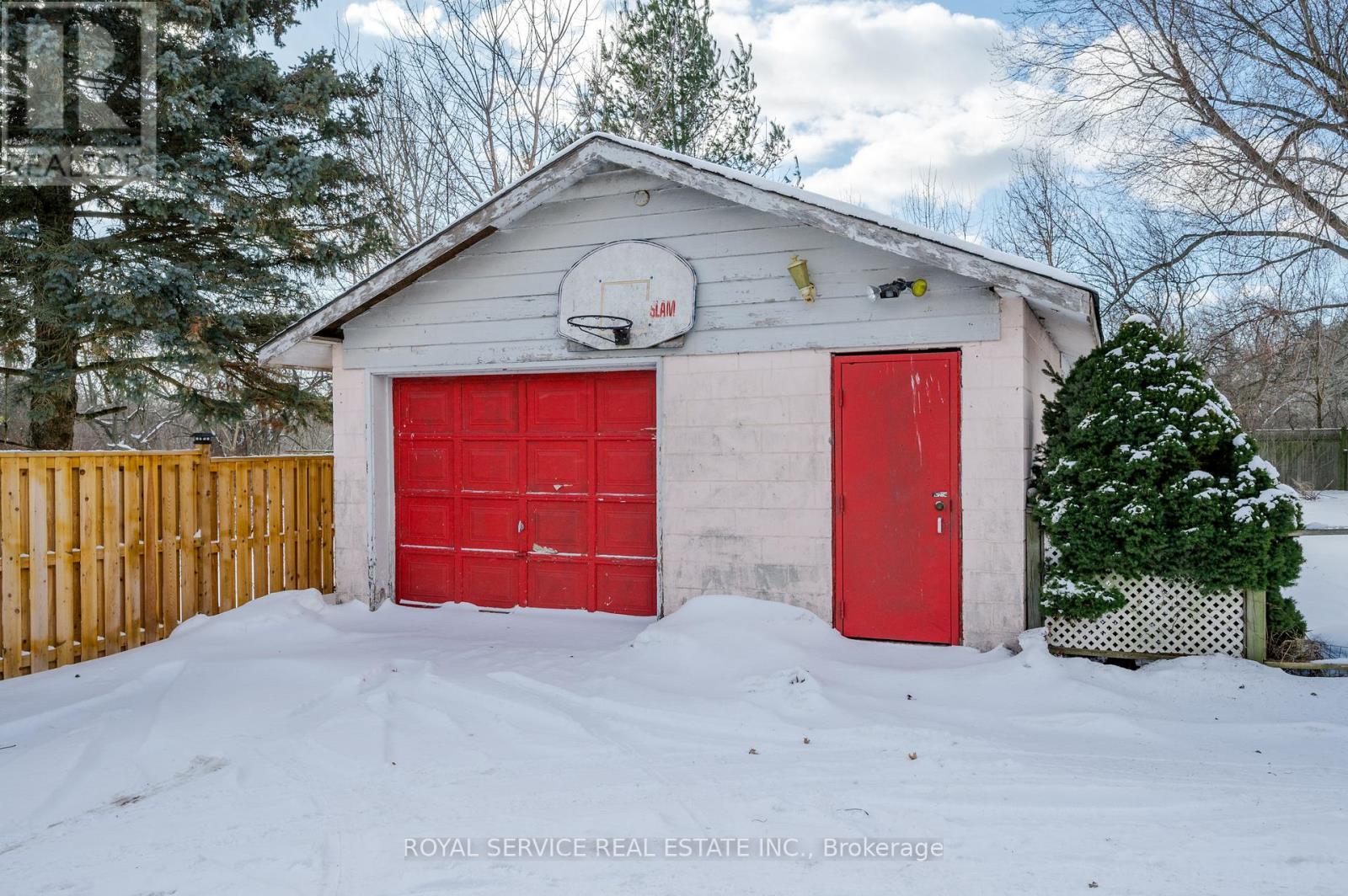 1402 Simcoe Street S Property Photo 23