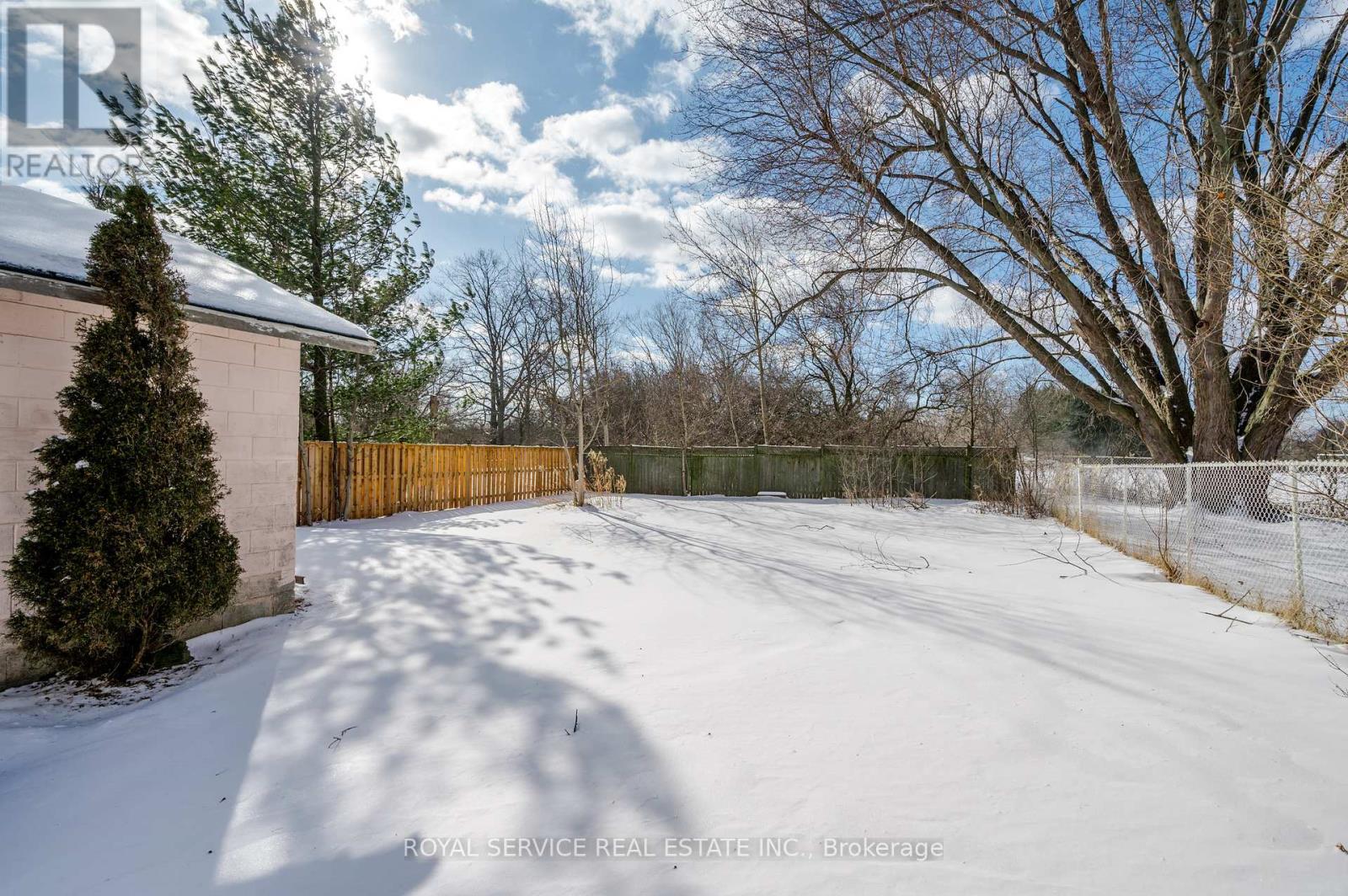 1402 Simcoe Street S Property Photo 25