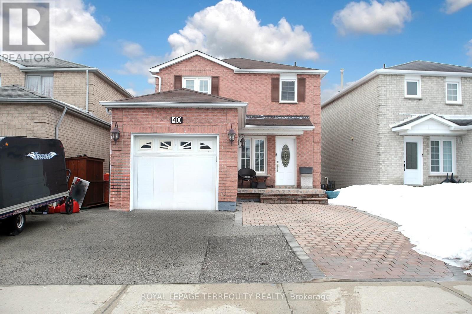 40 Large Crescent Property Photo 1