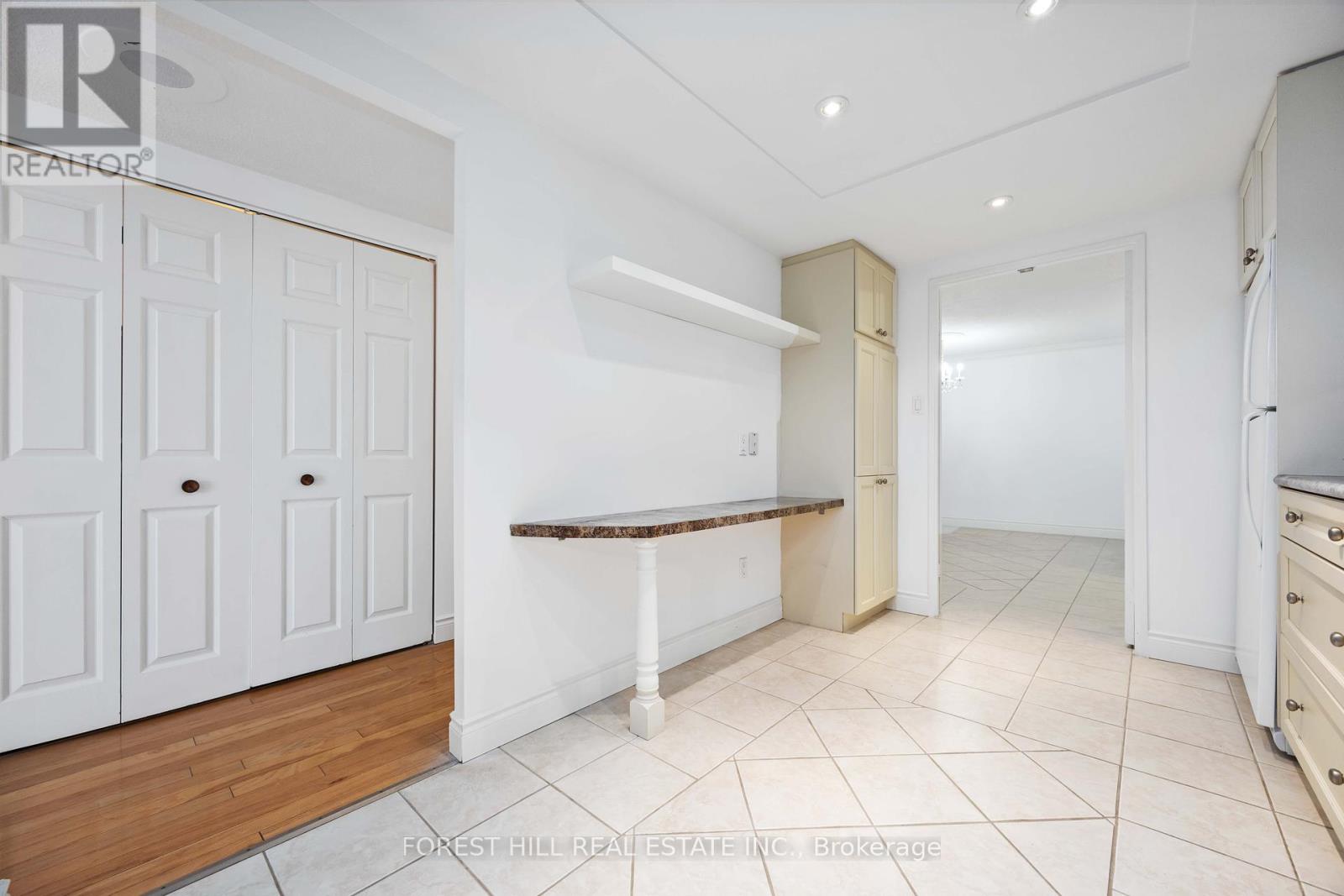 1004 - 2350 Bridletowne Circle Property Photo 11