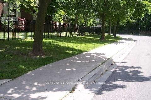 1914 - 1 Massey Square Property Photo 33
