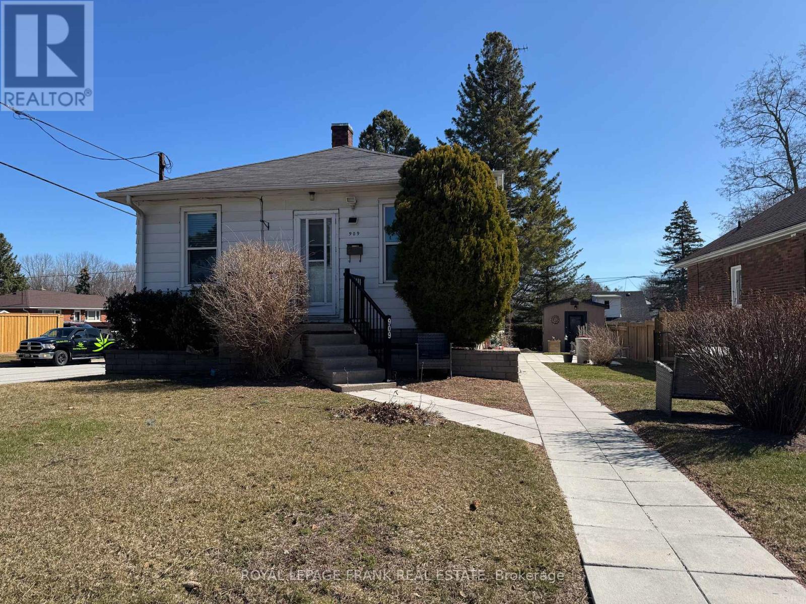 3 - 909 Masson Street Property Photo 2