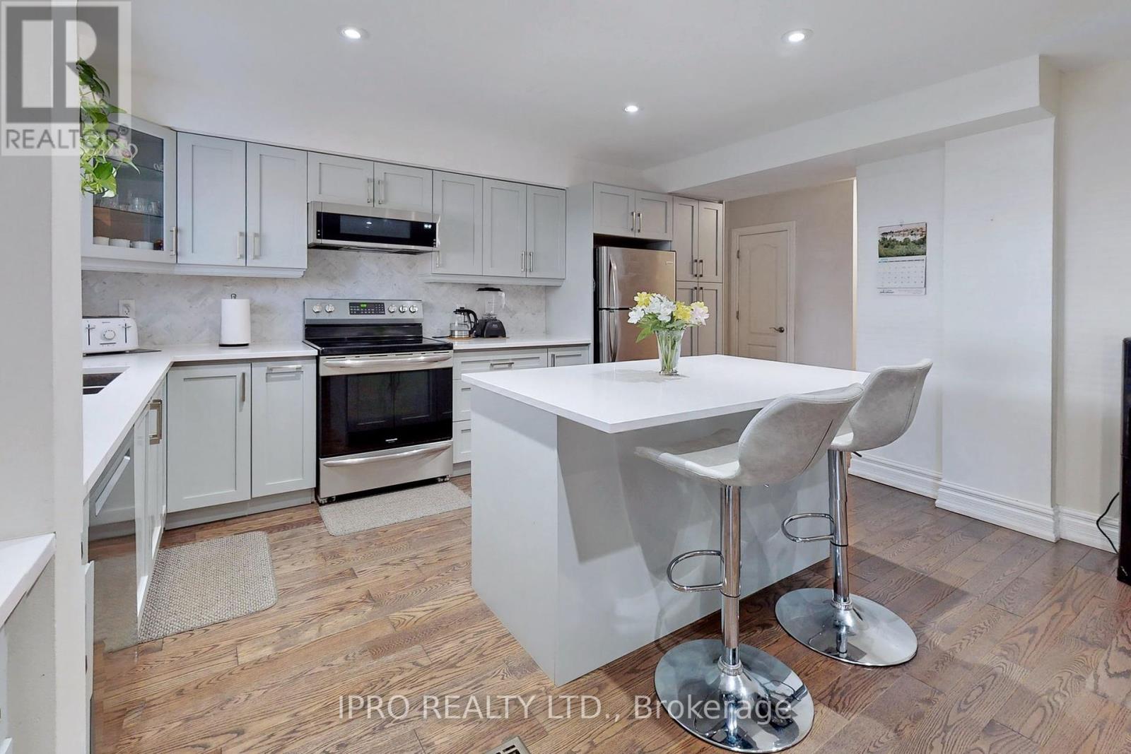 86 Oak Park Avenue Property Photo 6