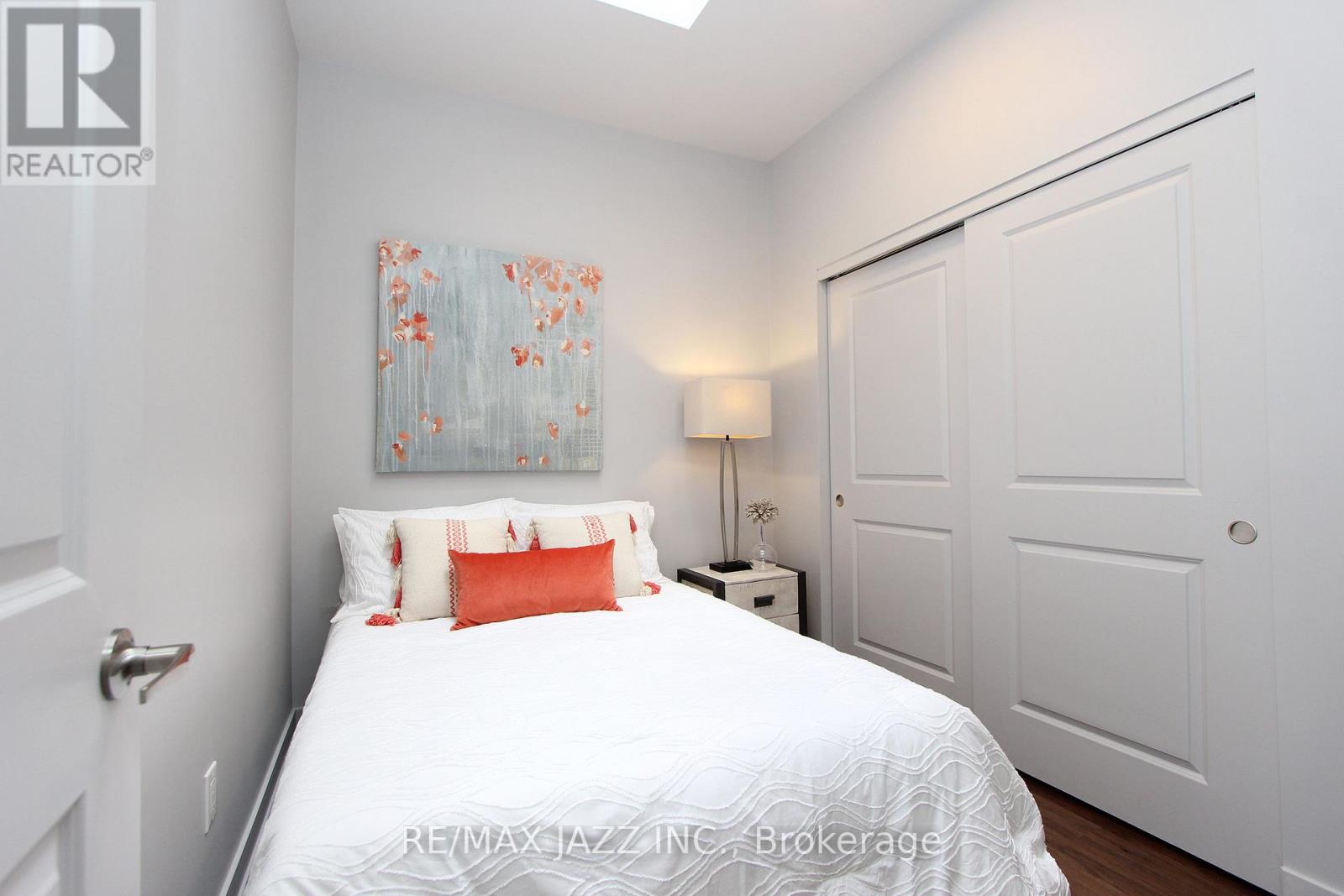 207 - 14 1/2 King Street E Property Photo 13