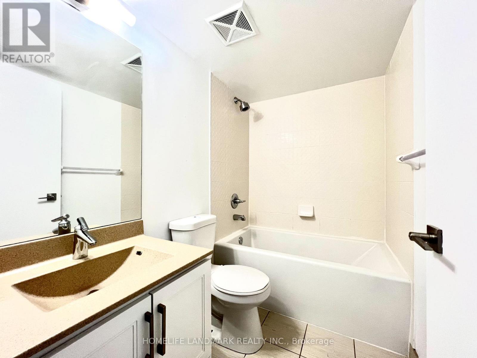 125 Village Green Sq Property Photo 10