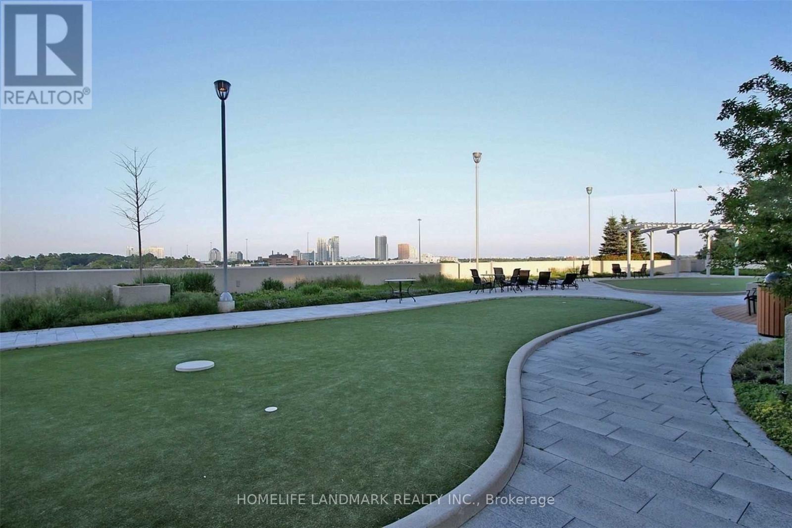 125 Village Green Sq Property Photo 23
