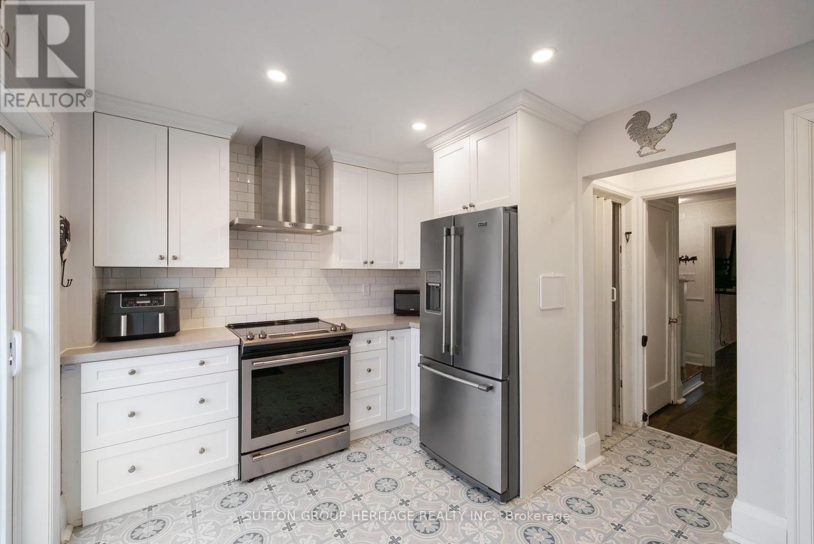 637 Masson Street Property Photo 7