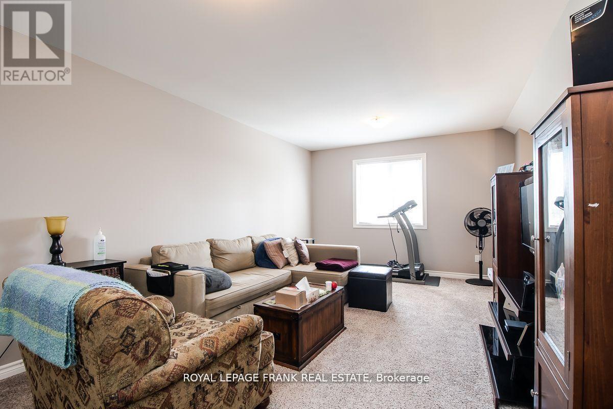 805b Dundas Street W Property Photo 11
