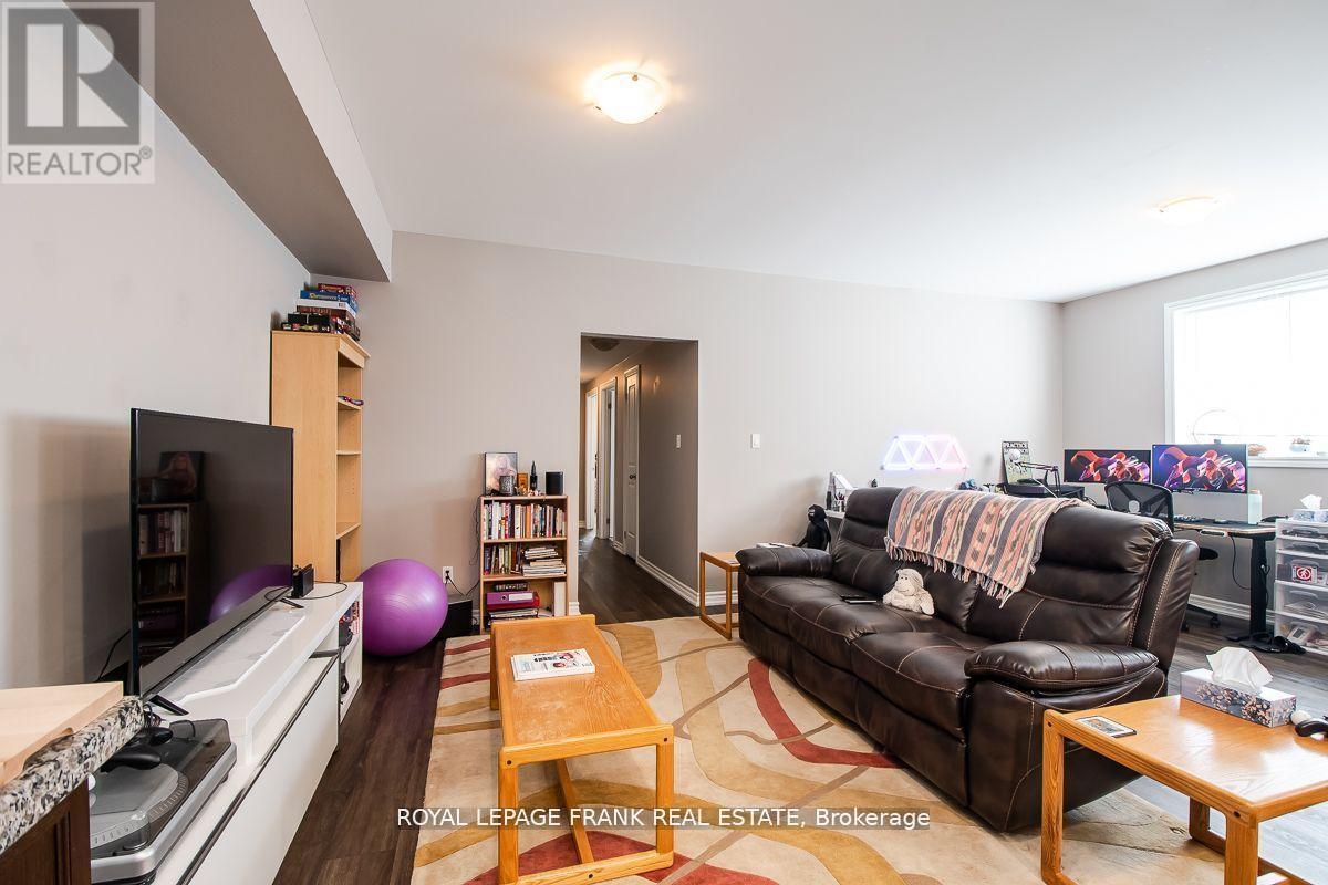 805b Dundas Street W Property Photo 15