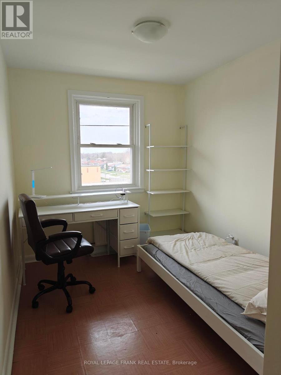 Room #6 - 374 Central Park Boulevard S Property Photo 2