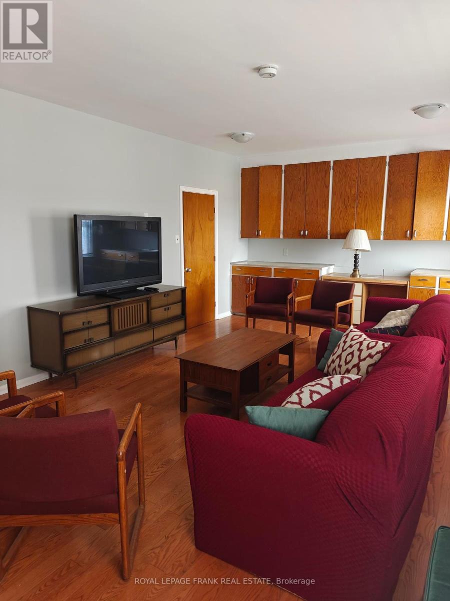 Room #8 - 374 Central Park Boulevard S Property Photo 16