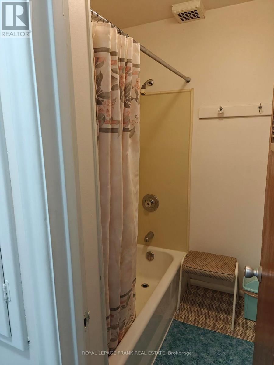 Room #9 - 374 Central Park Boulevard S Property Photo 5