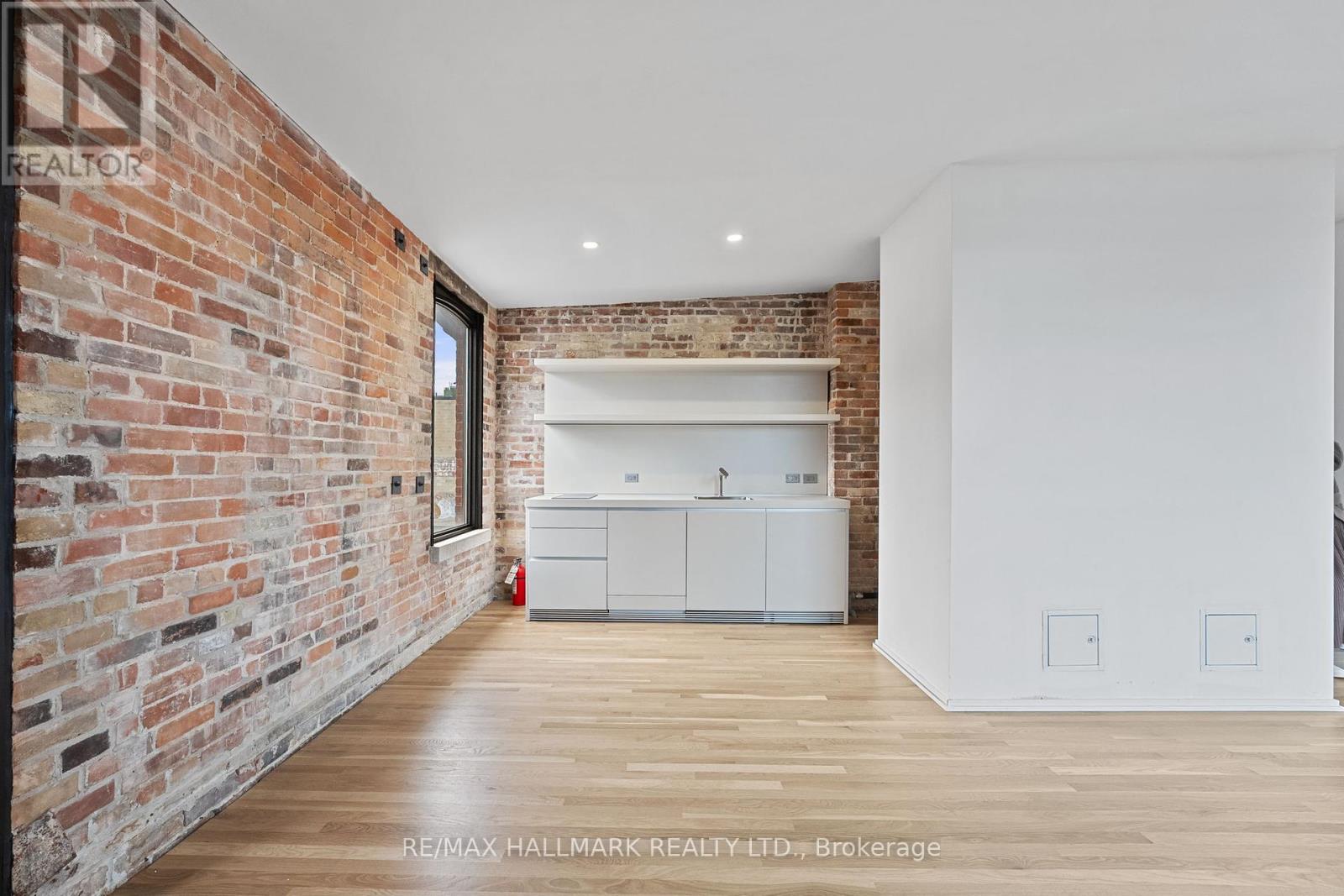 300 - 972 Queen Street E Property Photo 9