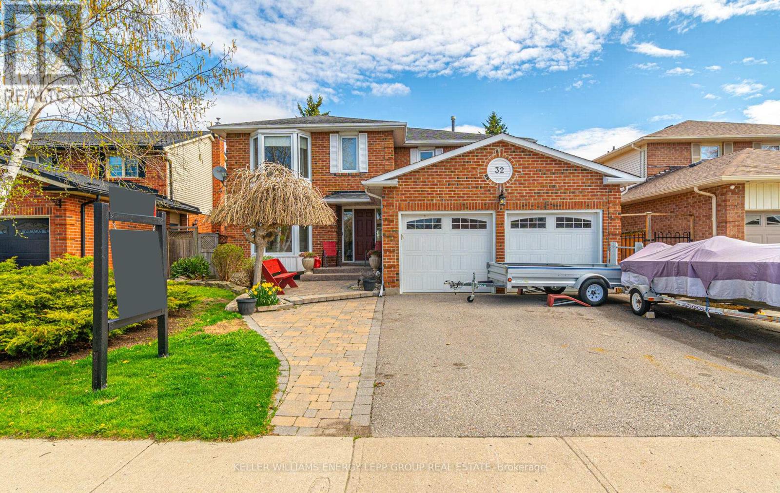 32 FARROW CRESCENT