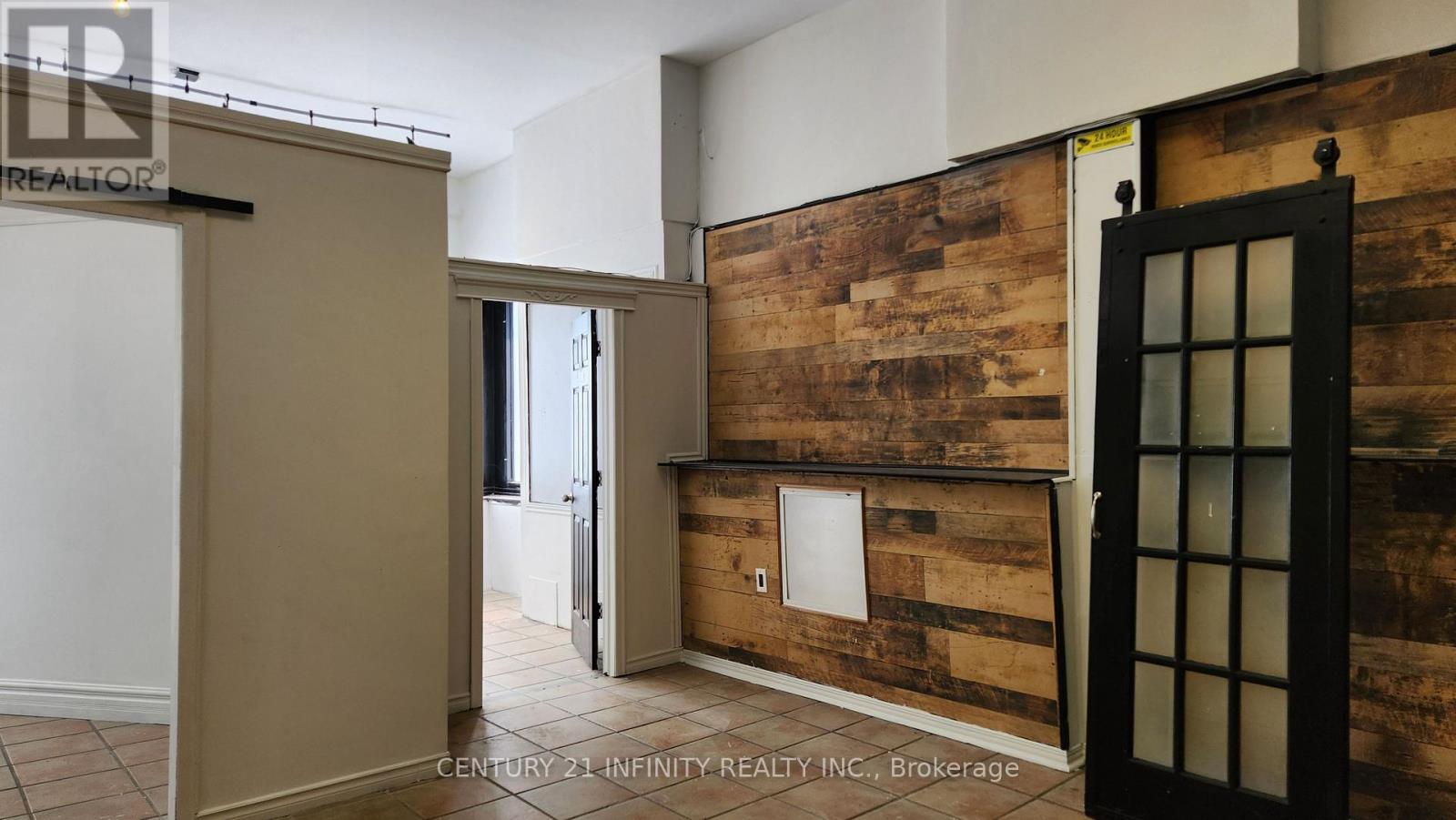 142 SIMCOE STREET S Property Photo 1